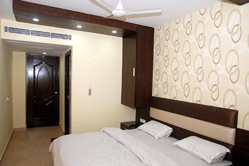 Hotel Crown Royale Dehradun Exterior foto